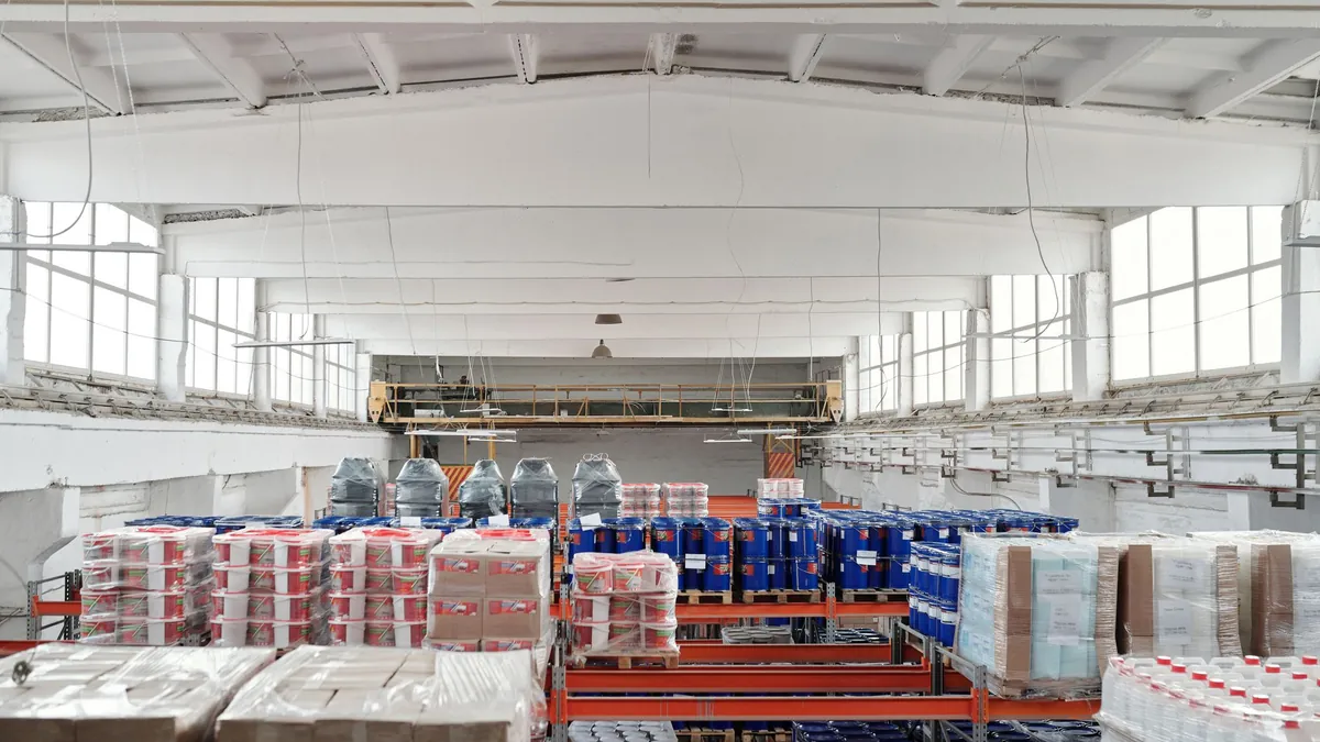 Linea di assemblaggio di automobili sportive in uno stabilimento moderno