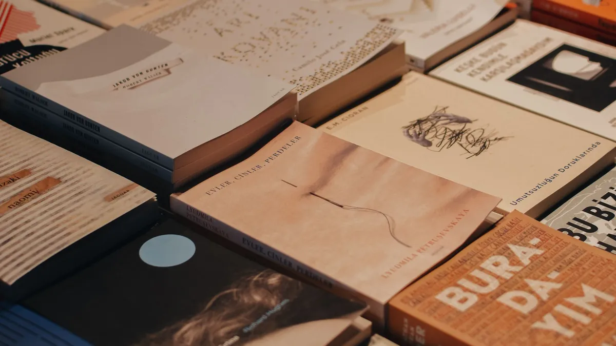 Libreria italiana con scaffali, tavolo di lettura e area per il ritiro degli ordini online