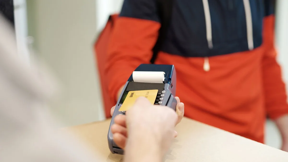 Pagamento contactless con carta su un terminale elettronico