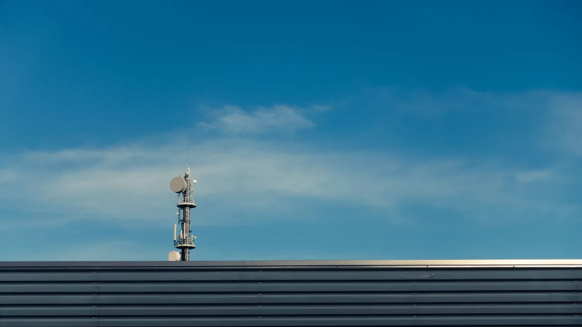 Torre di trasmissione radiotelevisiva con antenne contro il cielo