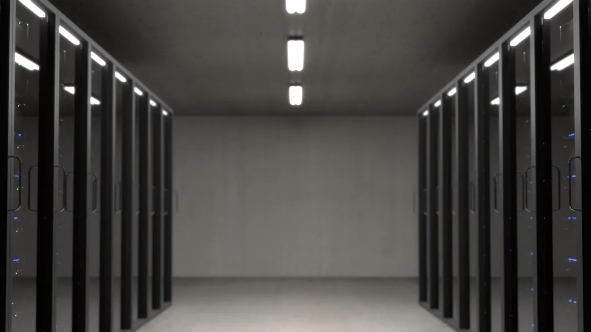 Centro tecnologico con server e postazioni per sviluppo software