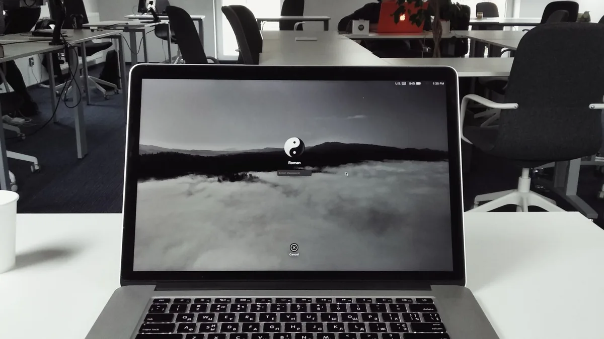 Laptop acceso su una scrivania in un ufficio moderno